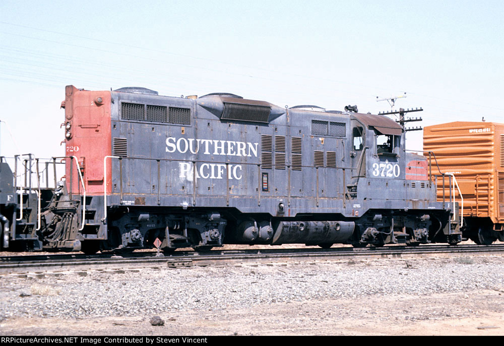 Southern Pacific factory lo-nose GP9 SP #3720